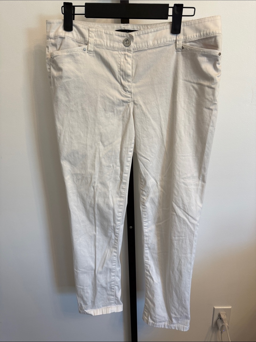 White House Black Market White Cropped Slim pants Size 6